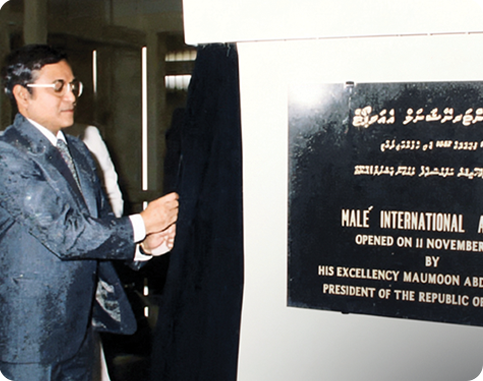 Unveiling the airport plaque